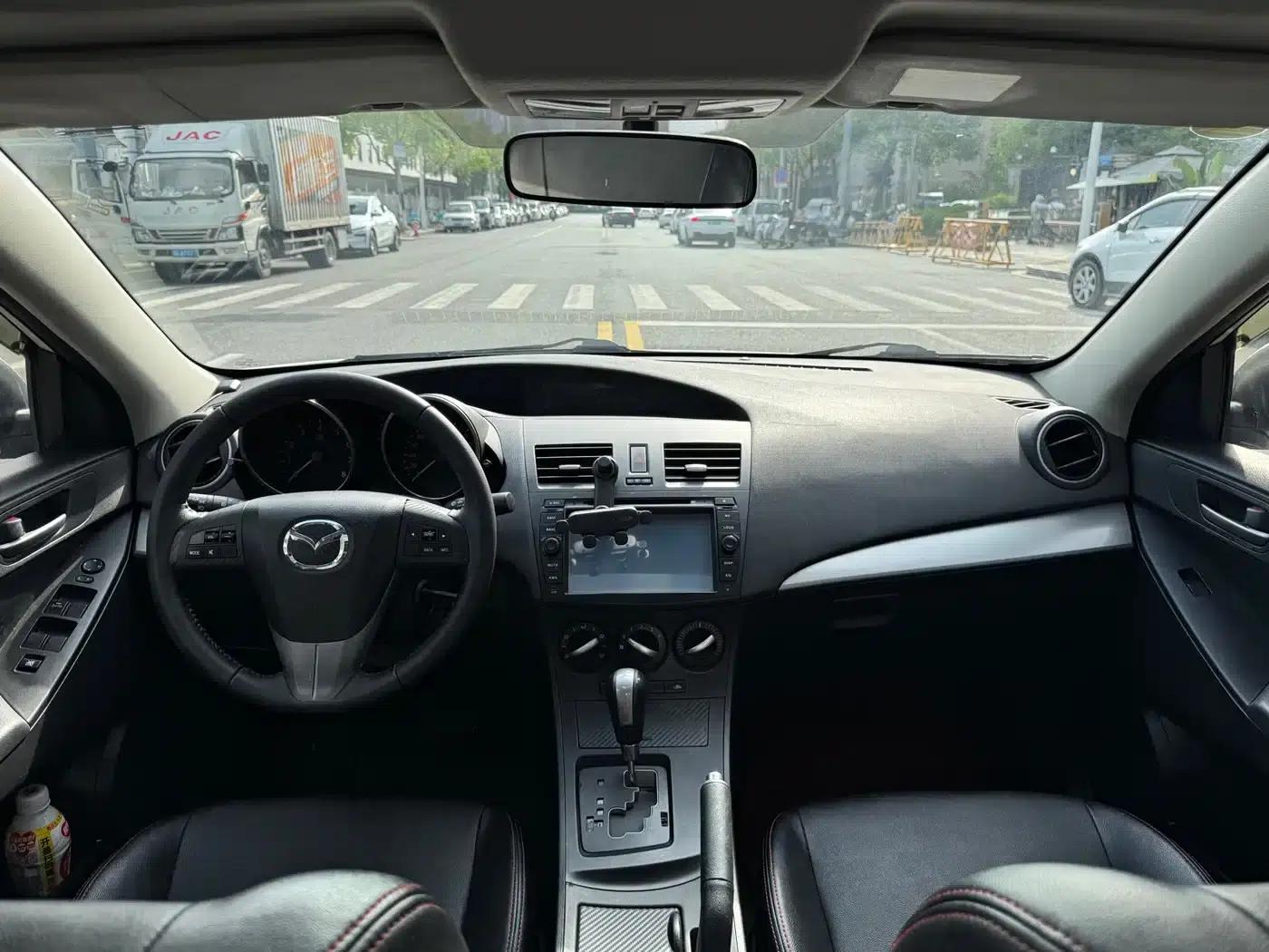 Mazda 3 Axela 2013 Sedan 1.6L Automatic Elite — миниатюра 8