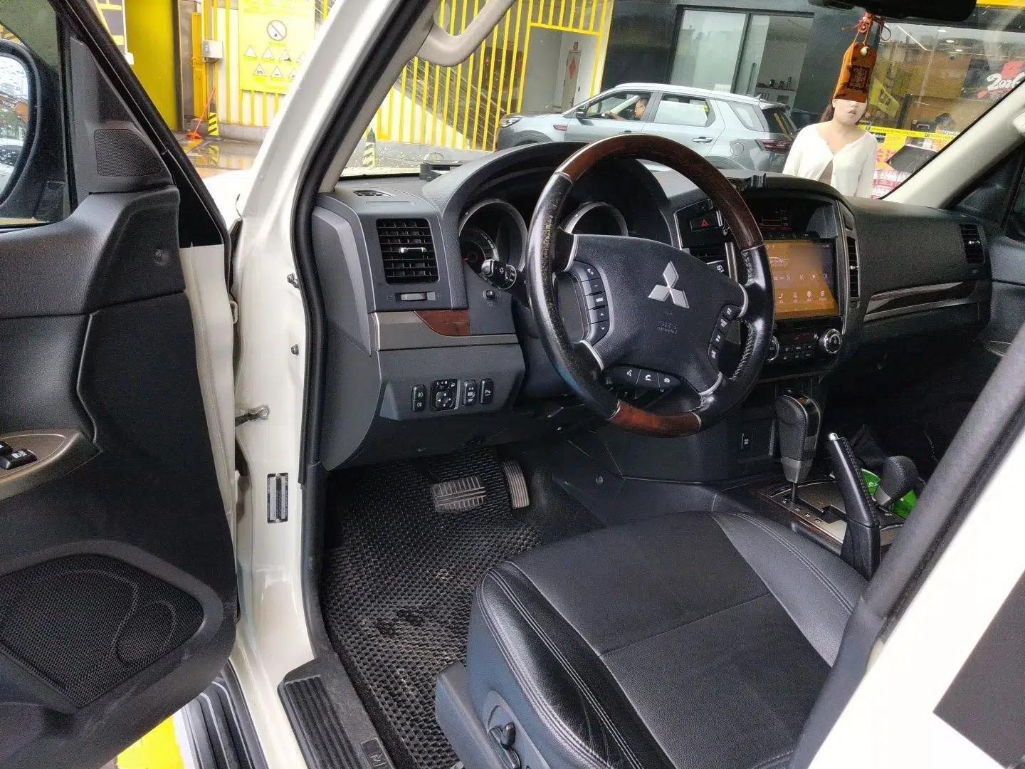 Mitsubishi Pajero 2020 Collection Edition 3.0L Automatic Prestige Off-Road Version — миниатюра 17