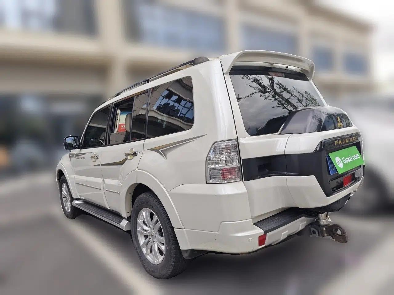 Mitsubishi Pajero  — миниатюра 4