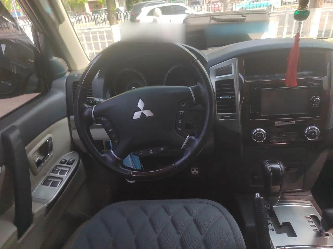 Mitsubishi Pajero  — миниатюра 11