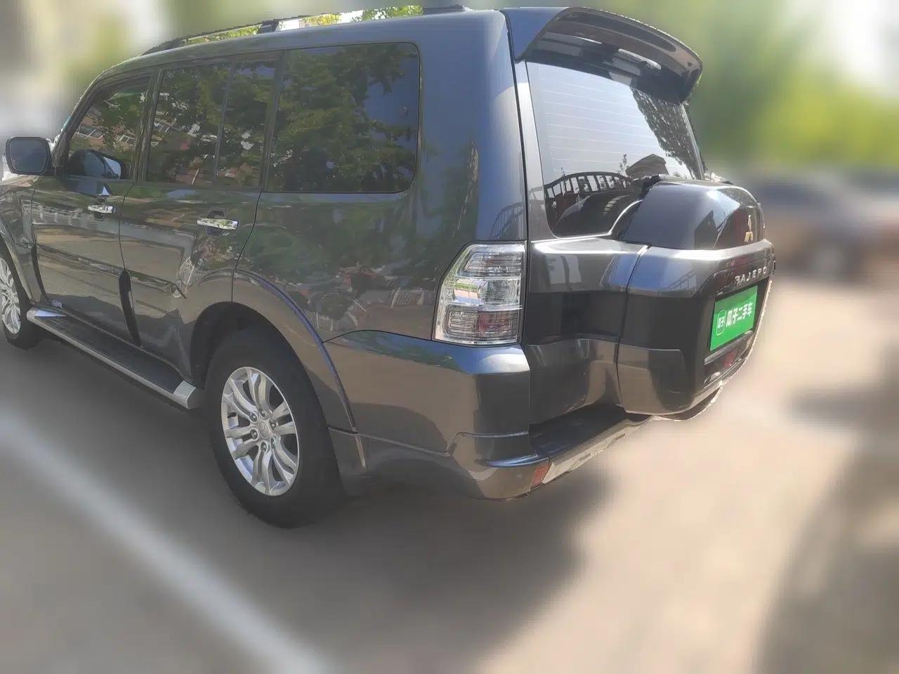 Mitsubishi Pajero  — миниатюра 4