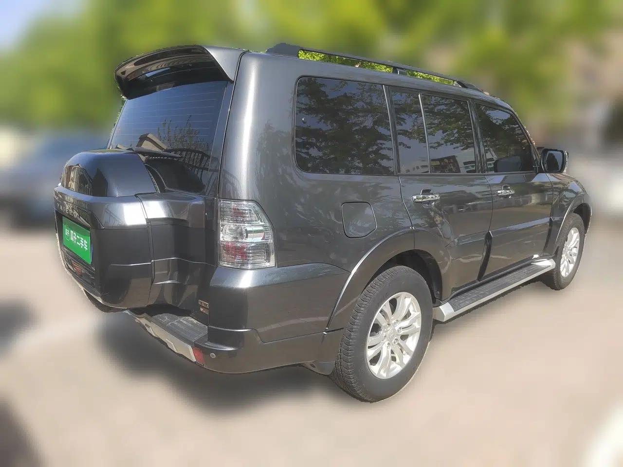 Mitsubishi Pajero  — миниатюра 6
