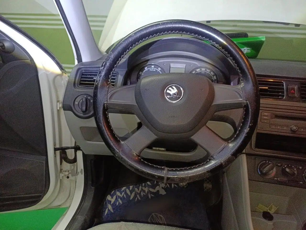 Skoda Rapid 2013 1.6L Manual Enjoyment Model — миниатюра 11