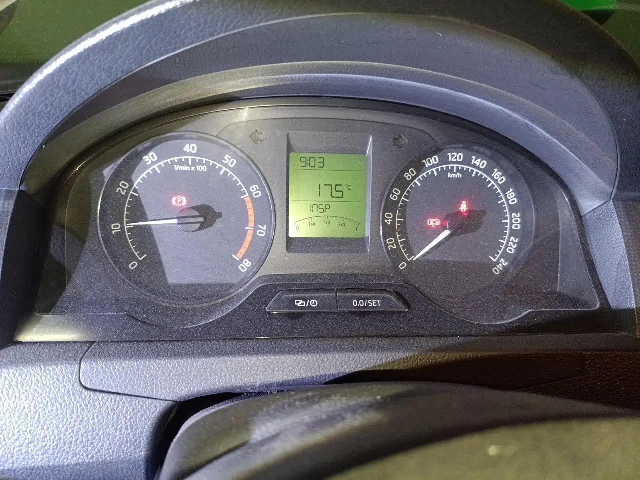 Skoda Rapid 2013 1.6L Manual Enjoyment Model — миниатюра 12