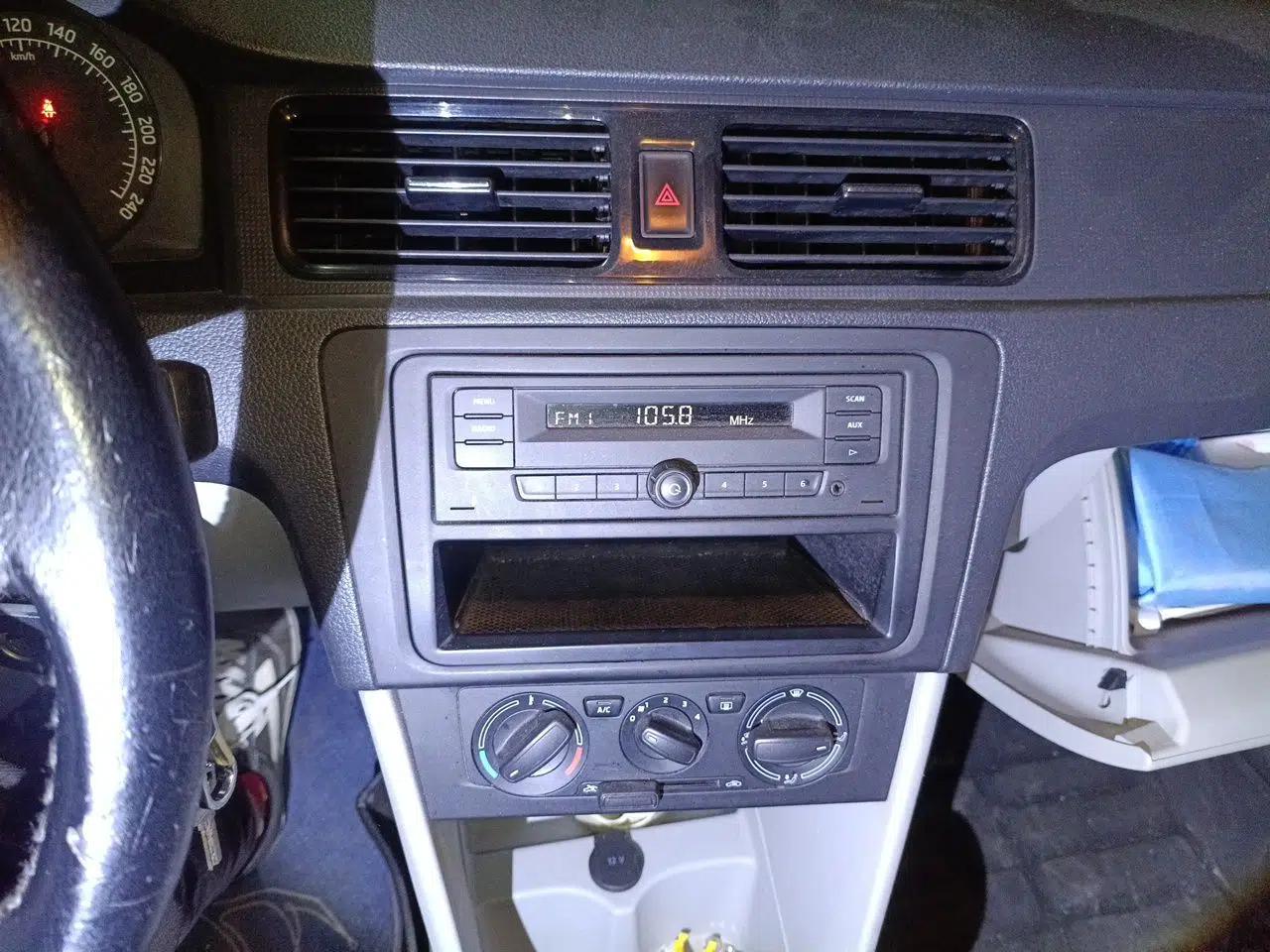 Skoda Rapid 2013 1.6L Manual Enjoyment Model — миниатюра 14