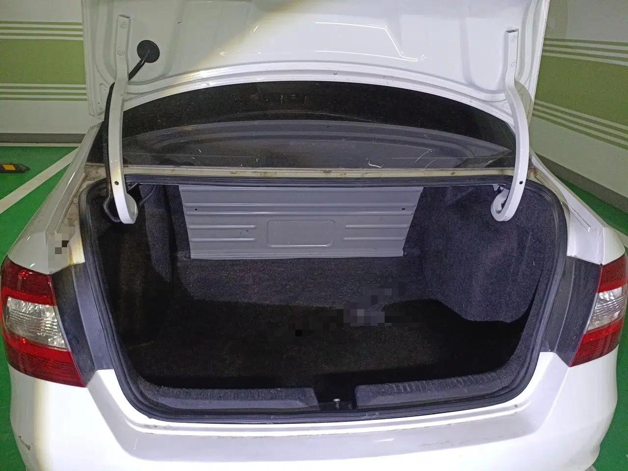Skoda Rapid 2013 1.6L Manual Enjoyment Model — миниатюра 20