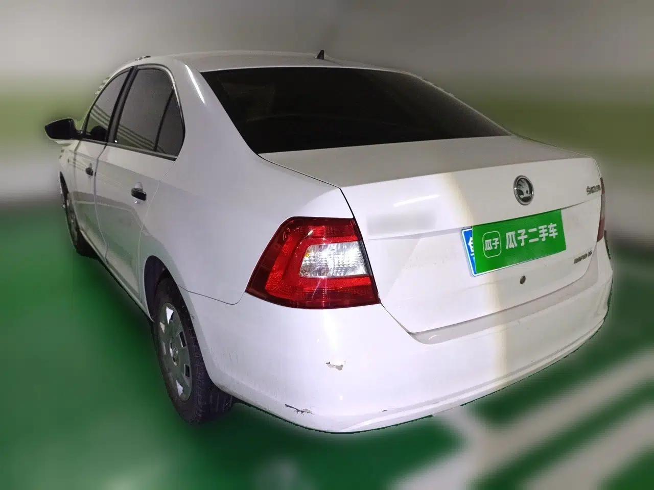 Skoda Rapid 2013 1.6L Manual Enjoyment Model — миниатюра 4