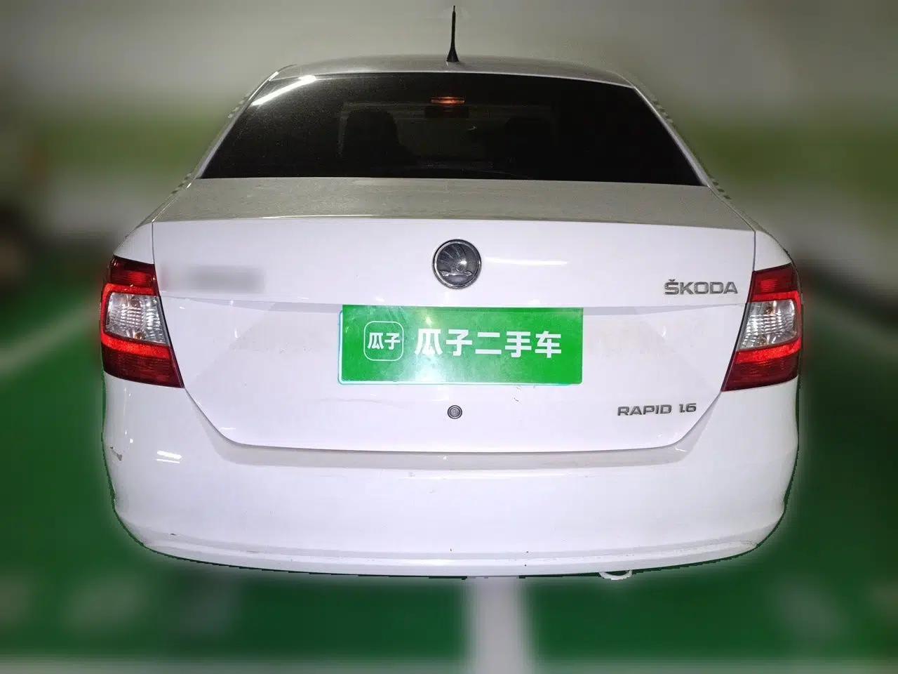 Skoda Rapid 2013 1.6L Manual Enjoyment Model — миниатюра 5
