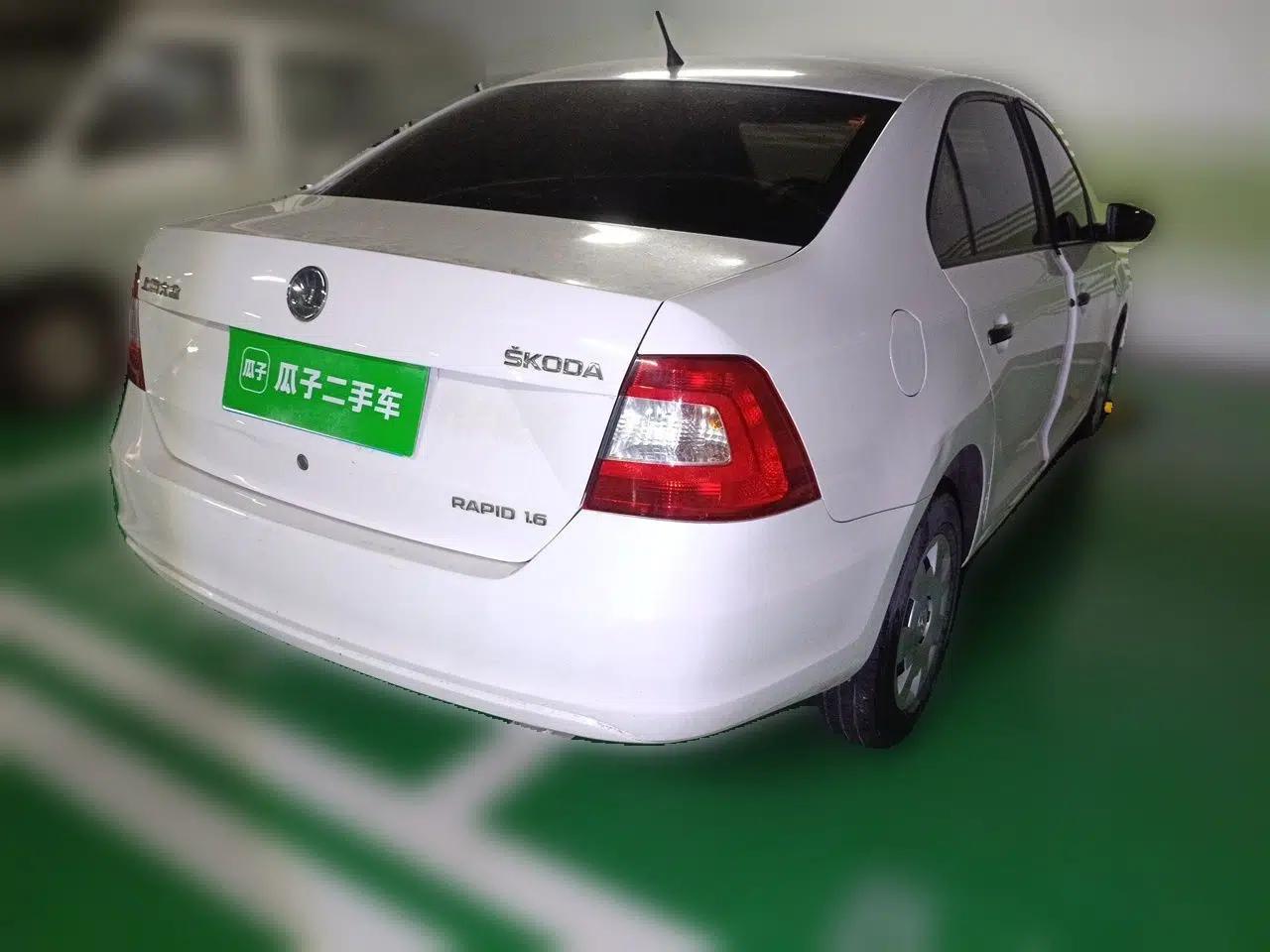 Skoda Rapid 2013 1.6L Manual Enjoyment Model — миниатюра 6