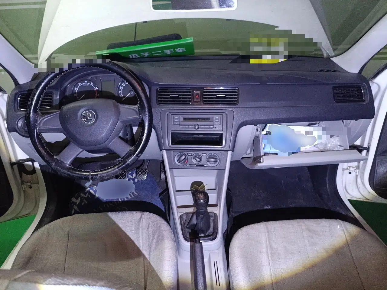 Skoda Rapid 2013 1.6L Manual Enjoyment Model — миниатюра 10