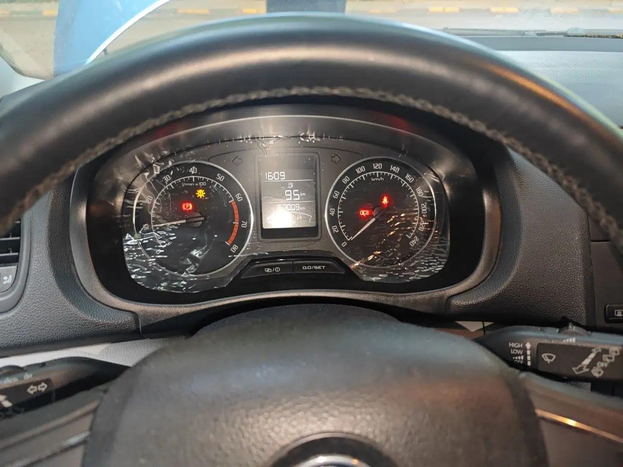 Skoda Fabia 2014 1.4L Manual Jingling Edition — миниатюра 12