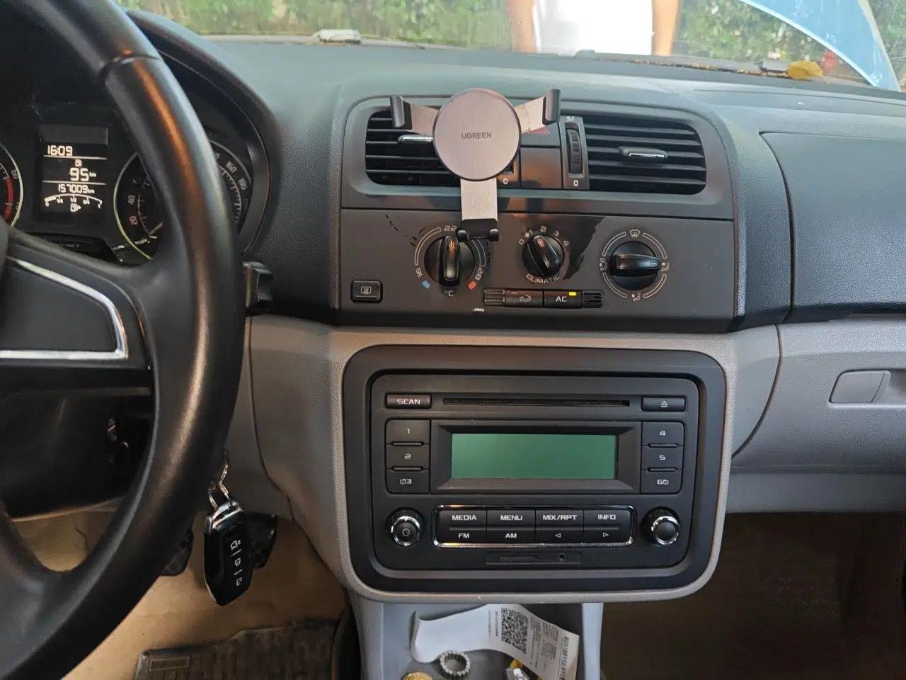 Skoda Fabia 2014 1.4L Manual Jingling Edition — миниатюра 14
