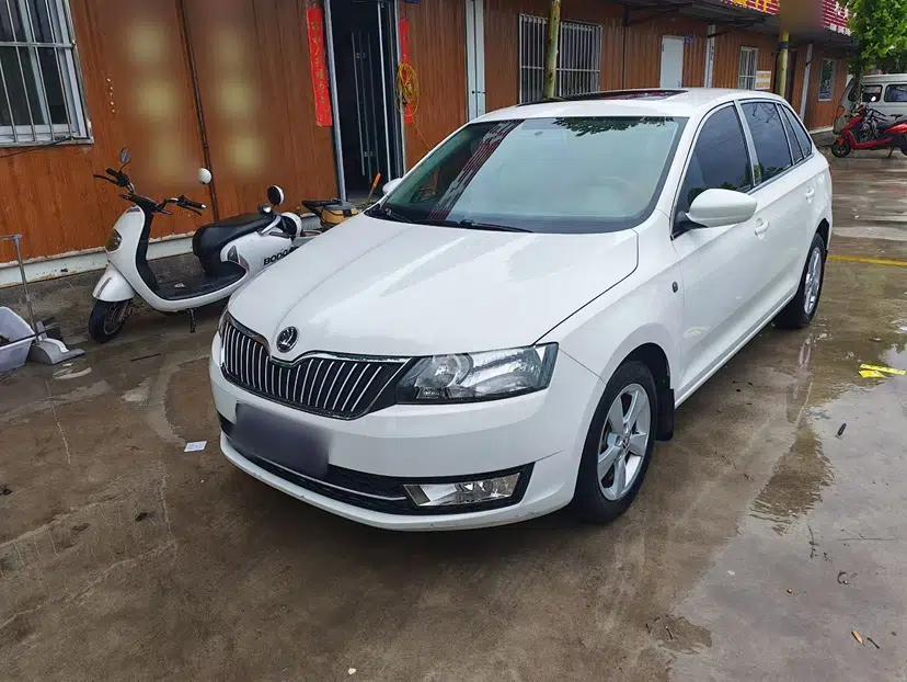 Skoda Rapid Spaceback 2014 1.6L Automatic Enjoyment Edition — миниатюра 1