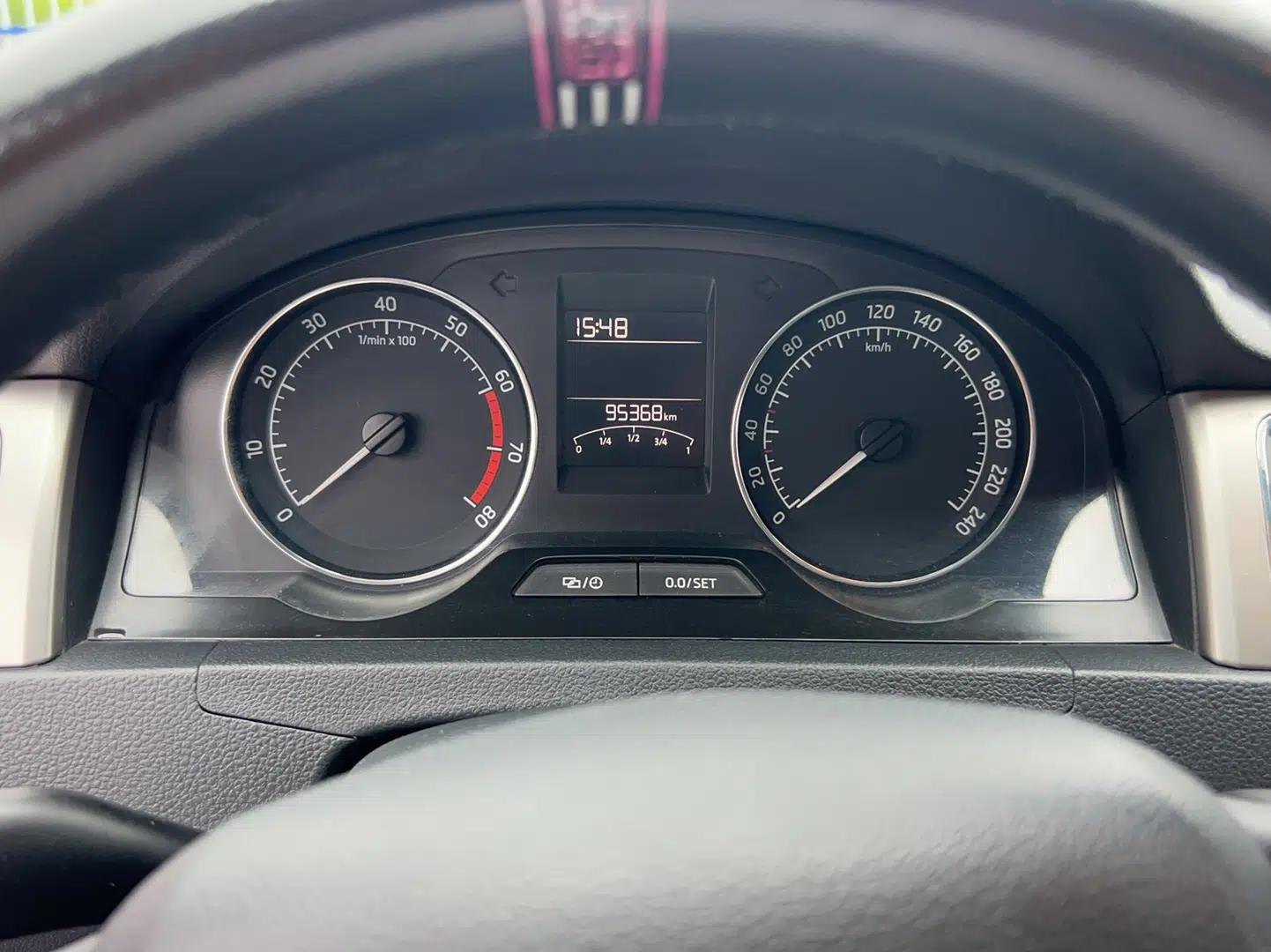 Skoda Rapid Spaceback 2014 1.6L Automatic Enjoyment Edition — миниатюра 11