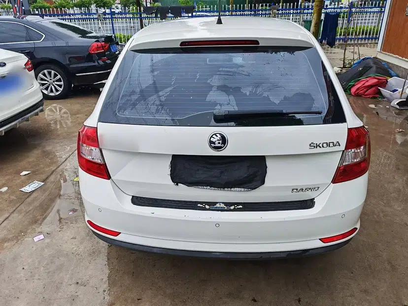 Skoda Rapid Spaceback 2014 1.6L Automatic Enjoyment Edition — миниатюра 3