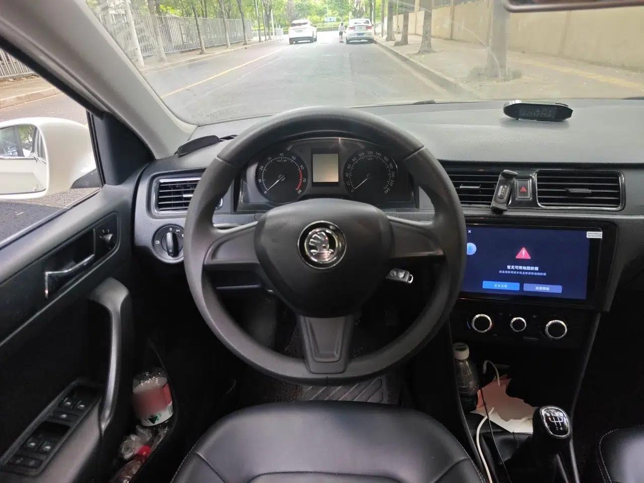 Skoda Rapid Spaceback 2014 1.6L Manual Enjoyment Edition — миниатюра 11