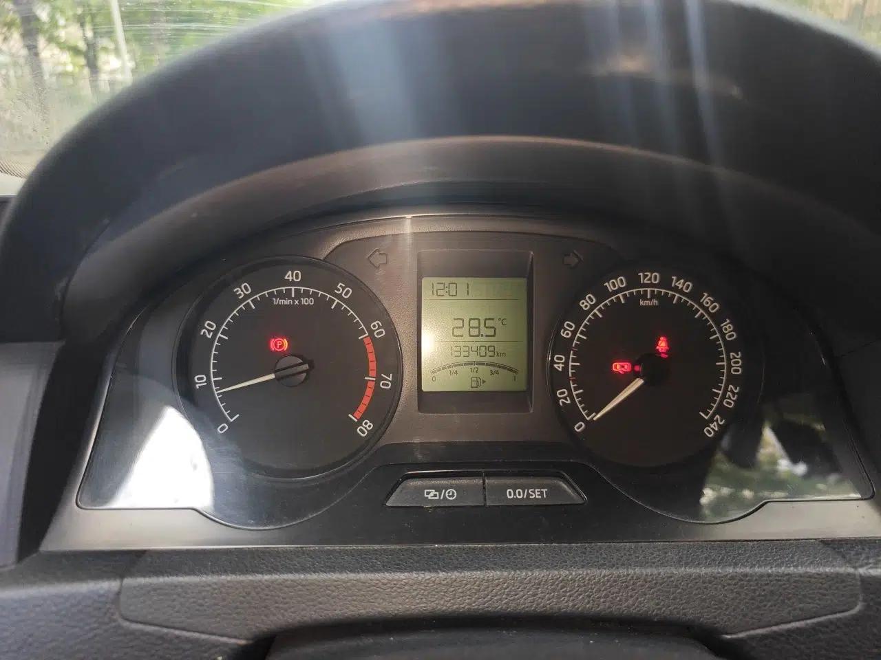 Skoda Rapid Spaceback 2014 1.6L Manual Enjoyment Edition — миниатюра 12