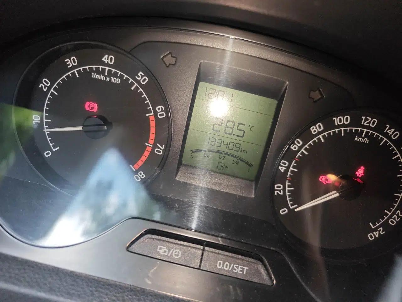 Skoda Rapid Spaceback 2014 1.6L Manual Enjoyment Edition — миниатюра 13