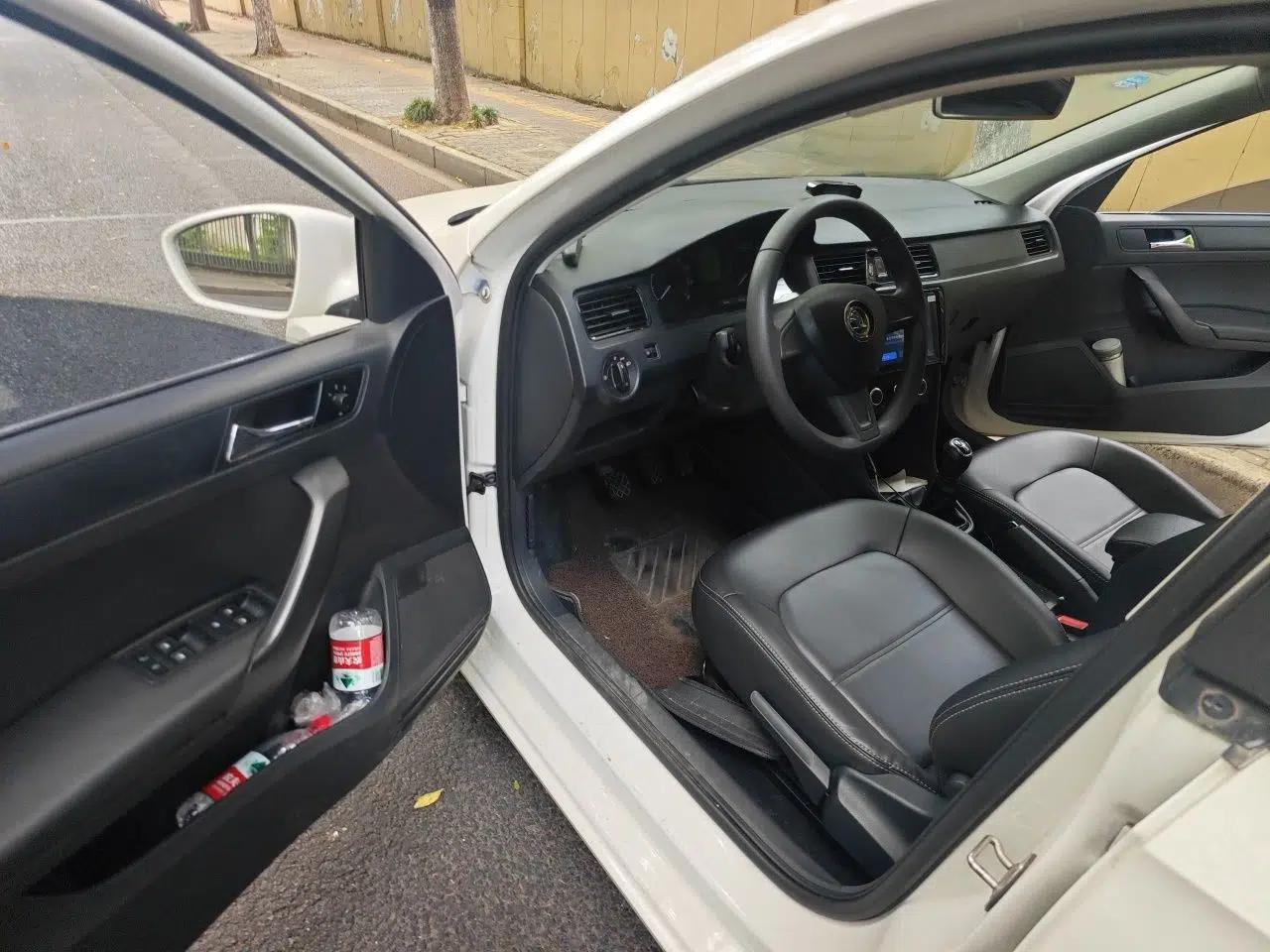 Skoda Rapid Spaceback 2014 1.6L Manual Enjoyment Edition — миниатюра 17