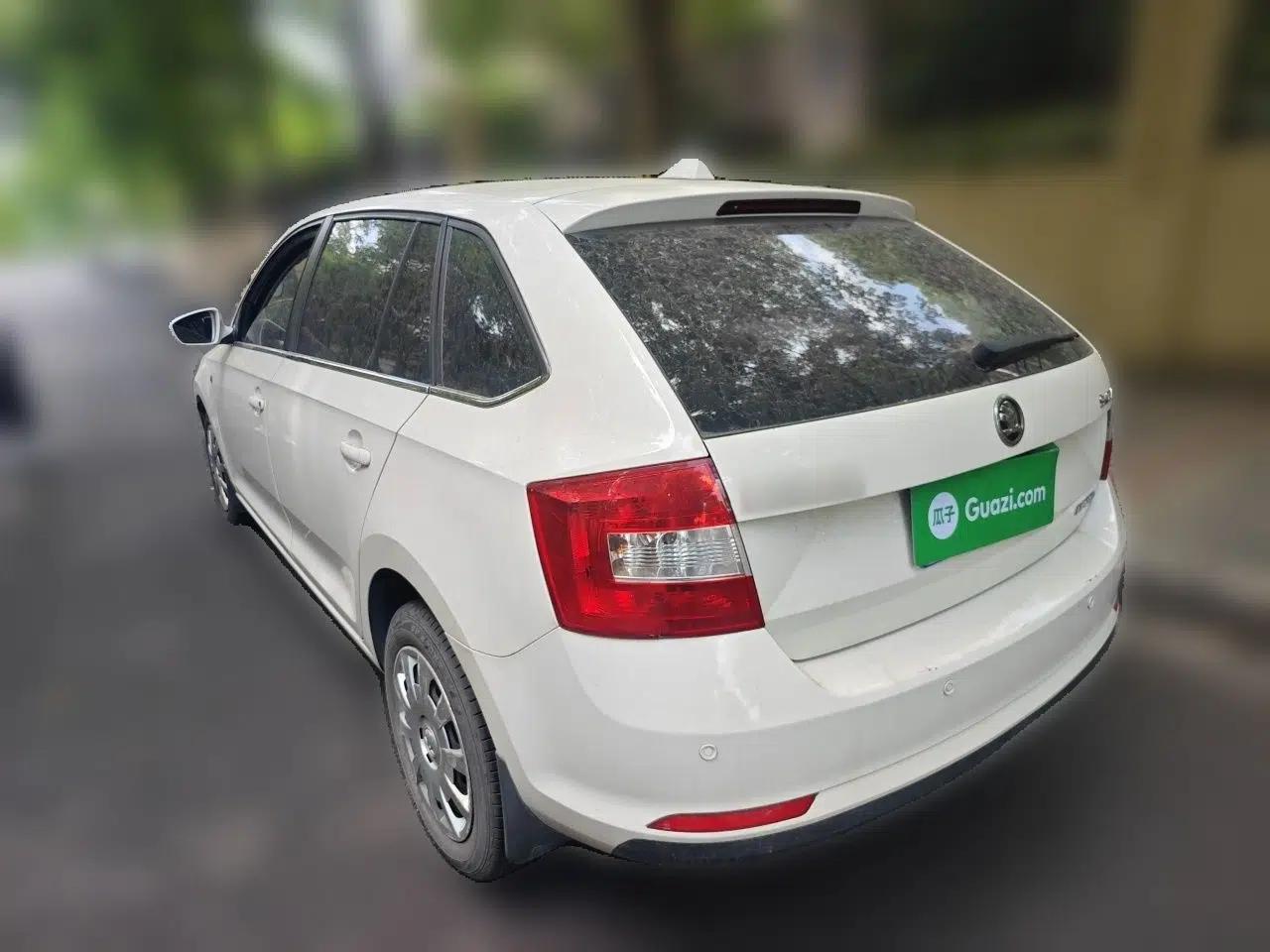 Skoda Rapid Spaceback 2014 1.6L Manual Enjoyment Edition — миниатюра 4