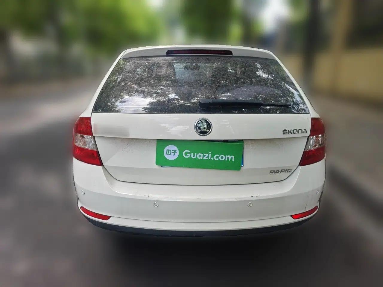 Skoda Rapid Spaceback 2014 1.6L Manual Enjoyment Edition — миниатюра 5