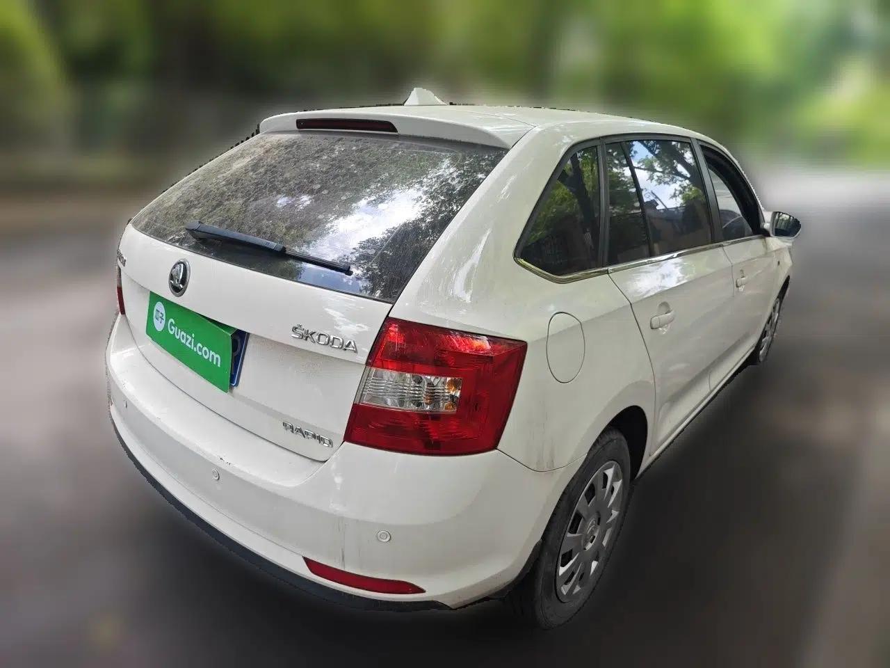 Skoda Rapid Spaceback 2014 1.6L Manual Enjoyment Edition — миниатюра 6