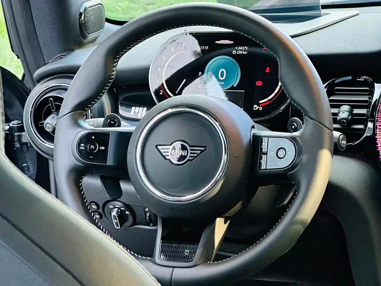 2023 MINI JCW 2.0T JOHN COOPER WORKS Pat Moss Commemorative Edition — миниатюра 14
