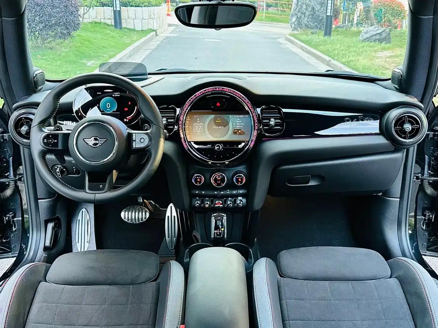 2023 MINI JCW 2.0T JOHN COOPER WORKS Pat Moss Commemorative Edition — миниатюра 16
