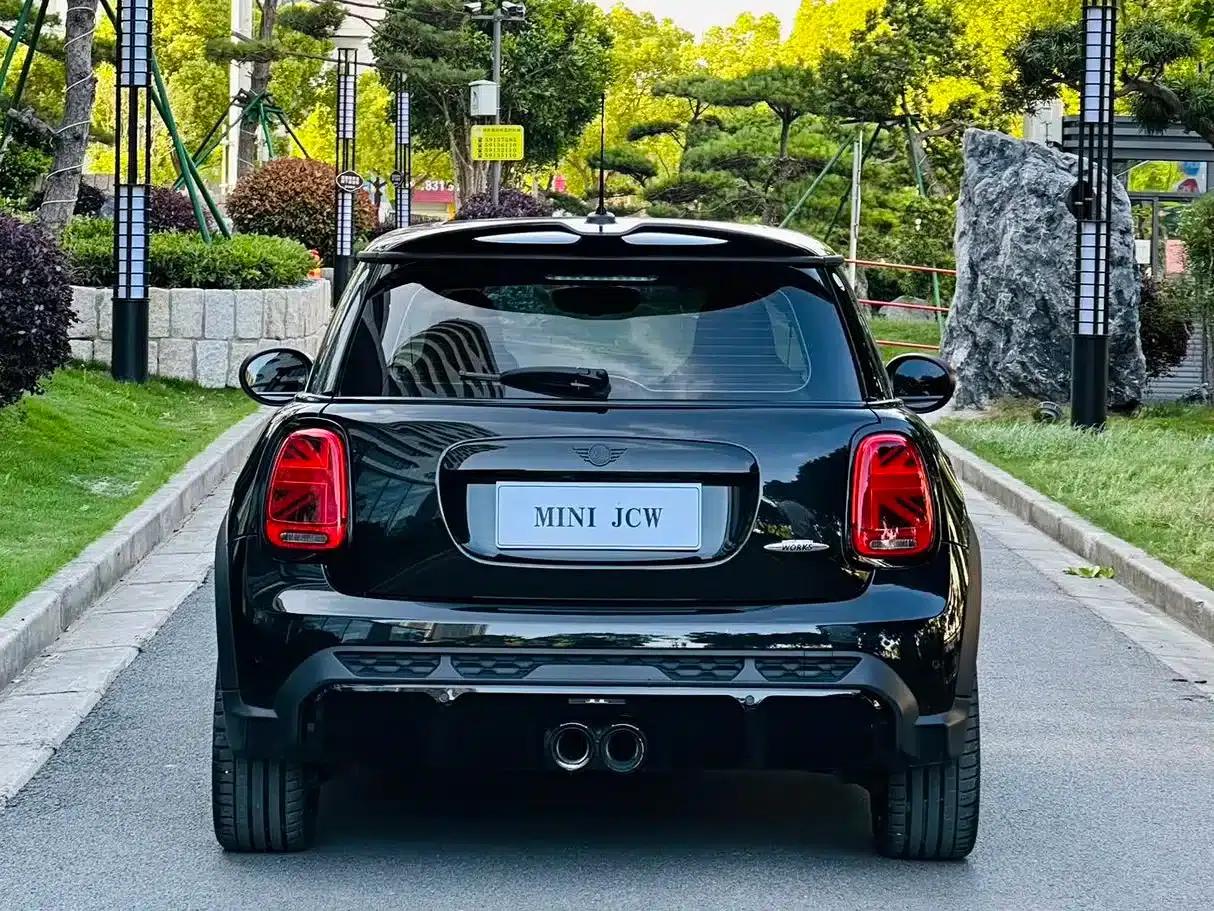 2023 MINI JCW 2.0T JOHN COOPER WORKS Pat Moss Commemorative Edition — миниатюра 5