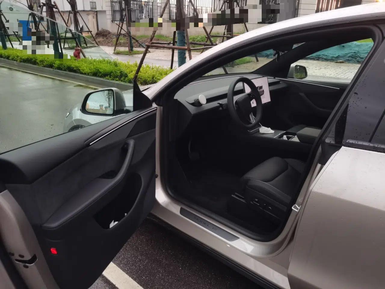 Tesla Model Y L 2025 Model Long-Range All-Wheel-Drive Version — миниатюра 17