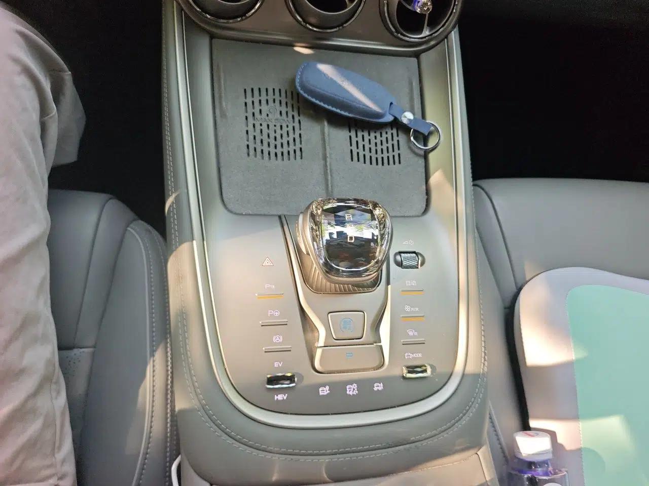 Denza N8 2023 Four-Wheel Drive Ultra-Hybrid Flagship Six-Seater Version — миниатюра 15