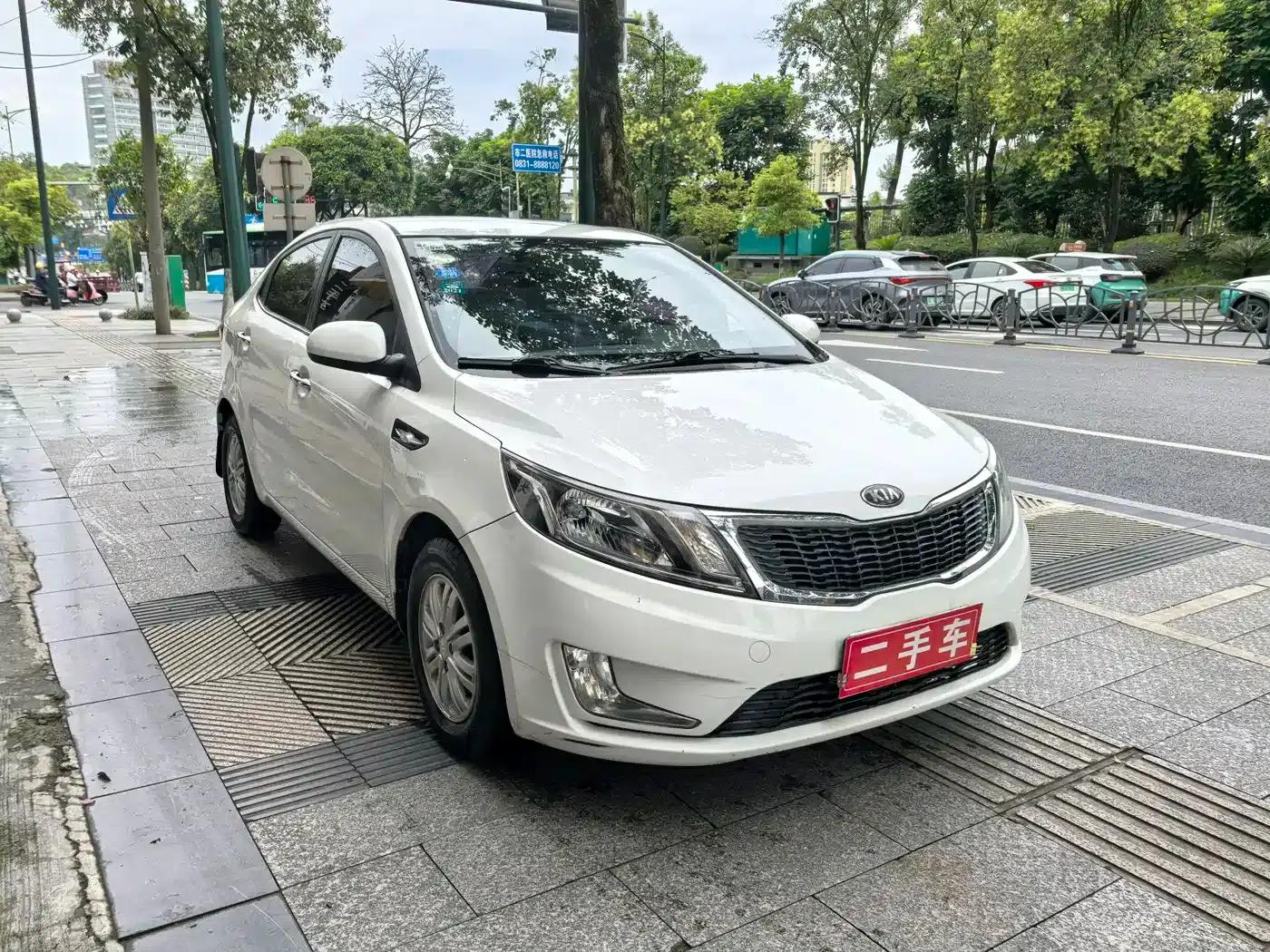 Kia K2 2012 Sedan 1.4L MT GLS Anniversary Edition — миниатюра 3