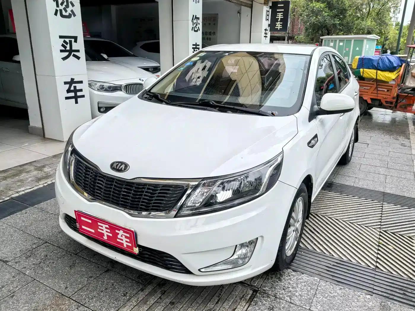 Kia K2 2012 Sedan 1.4L MT GLS Anniversary Edition — миниатюра 4