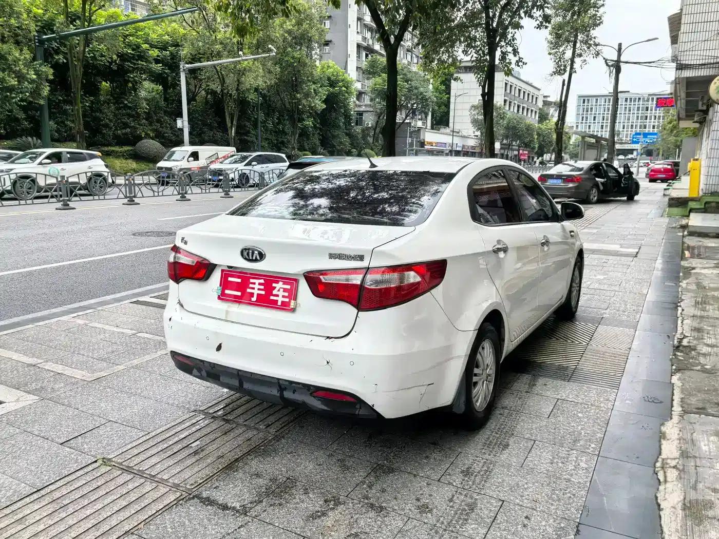Kia K2 2012 Sedan 1.4L MT GLS Anniversary Edition — миниатюра 8