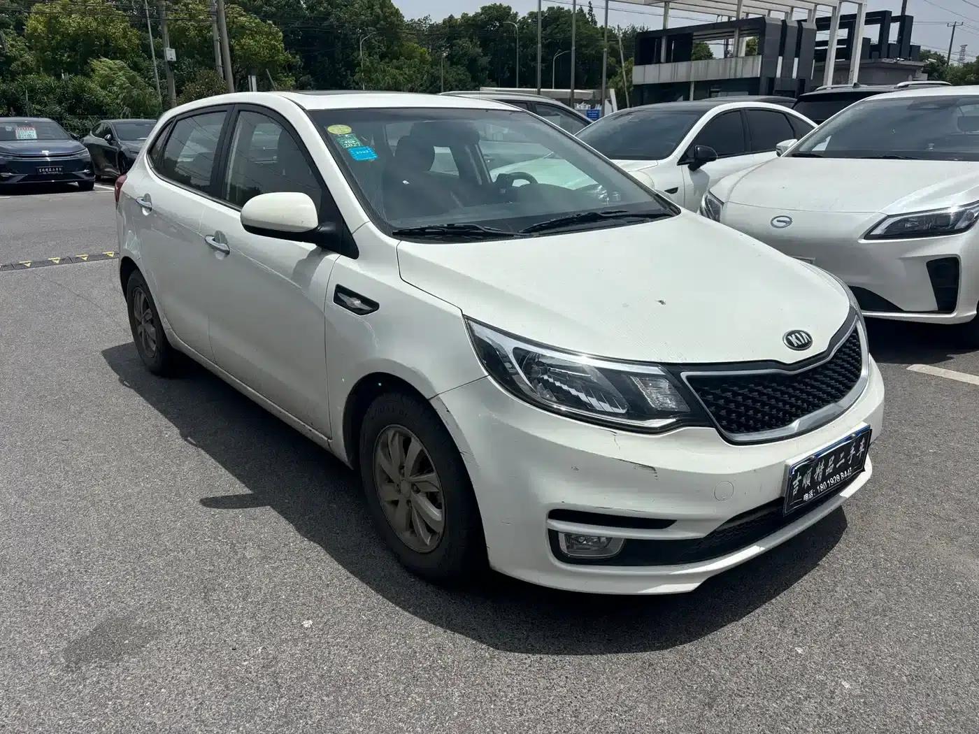 Kia K2 2015 Hatchback 1.4L AT GLS Cool Edition — миниатюра 3