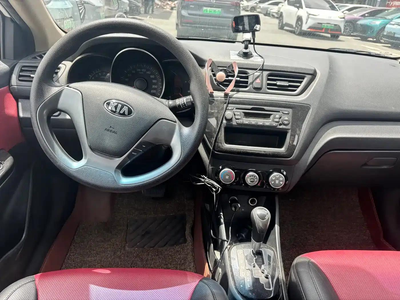 Kia K2 2015 Hatchback 1.4L AT GLS Cool Edition — миниатюра 6