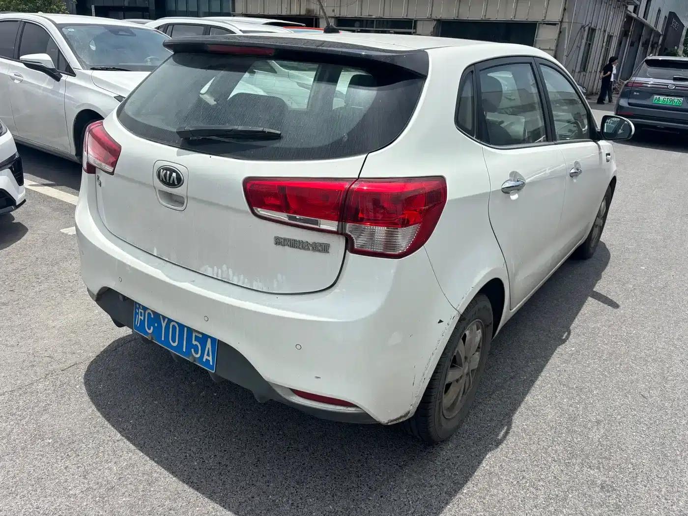 Kia K2 2015 Hatchback 1.4L AT GLS Cool Edition — миниатюра 9