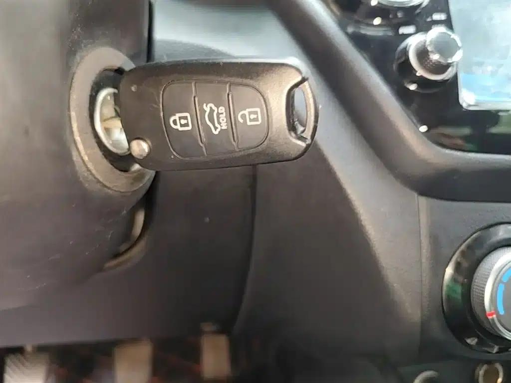 Kia K2 2015 Sedan 1.4L MT GLS — миниатюра 9
