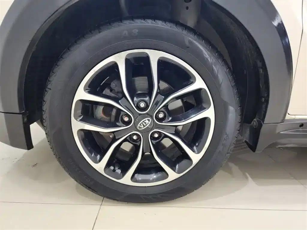 2013 Volkswagen Soul 1.6L AT Premium — миниатюра 18