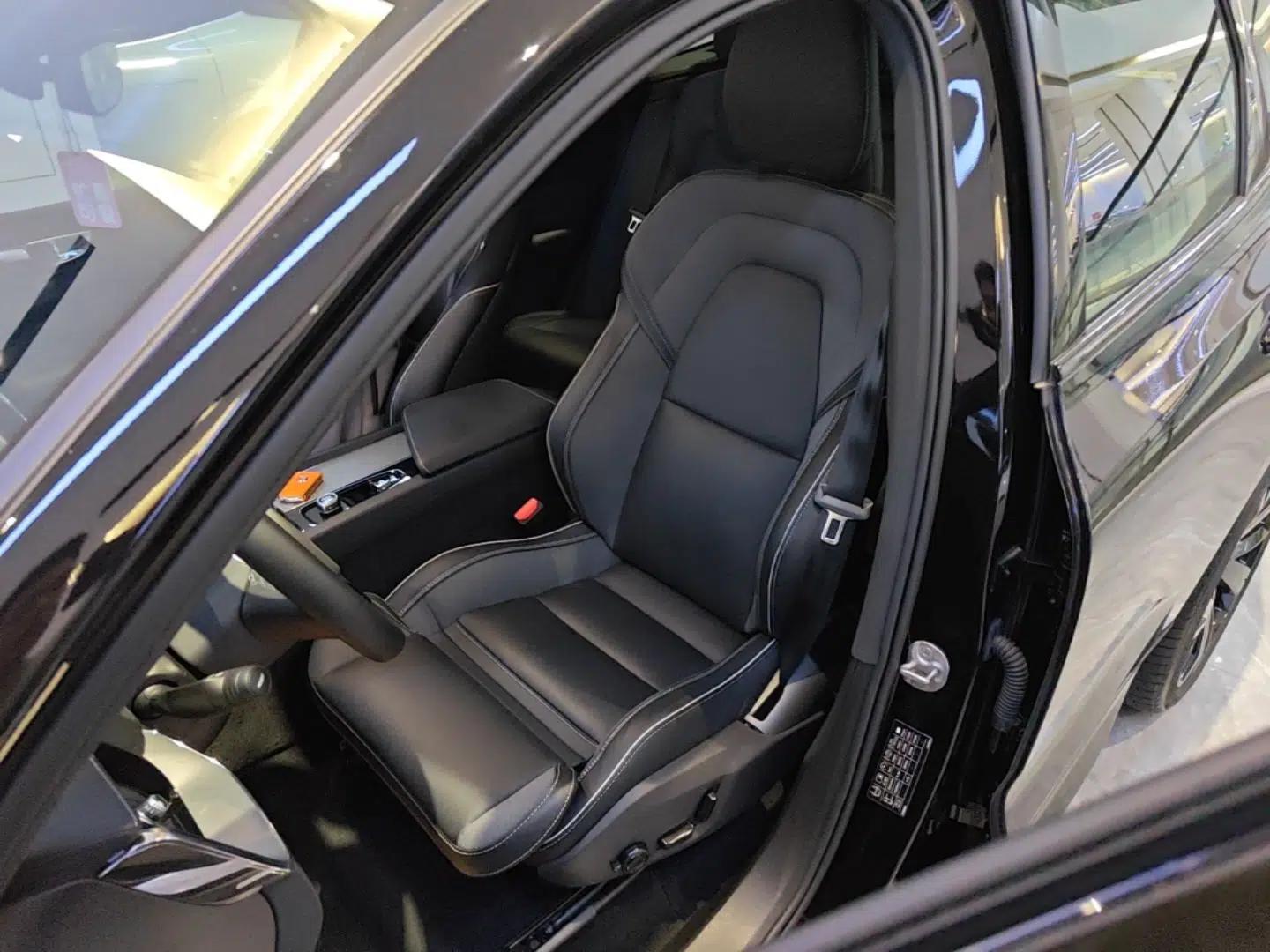 Volvo XC60 New Energy 2025 Plug-in Hybrid Long-Range All-Wheel Drive Zhiyuan Extreme Night Black Edition — миниатюра 18