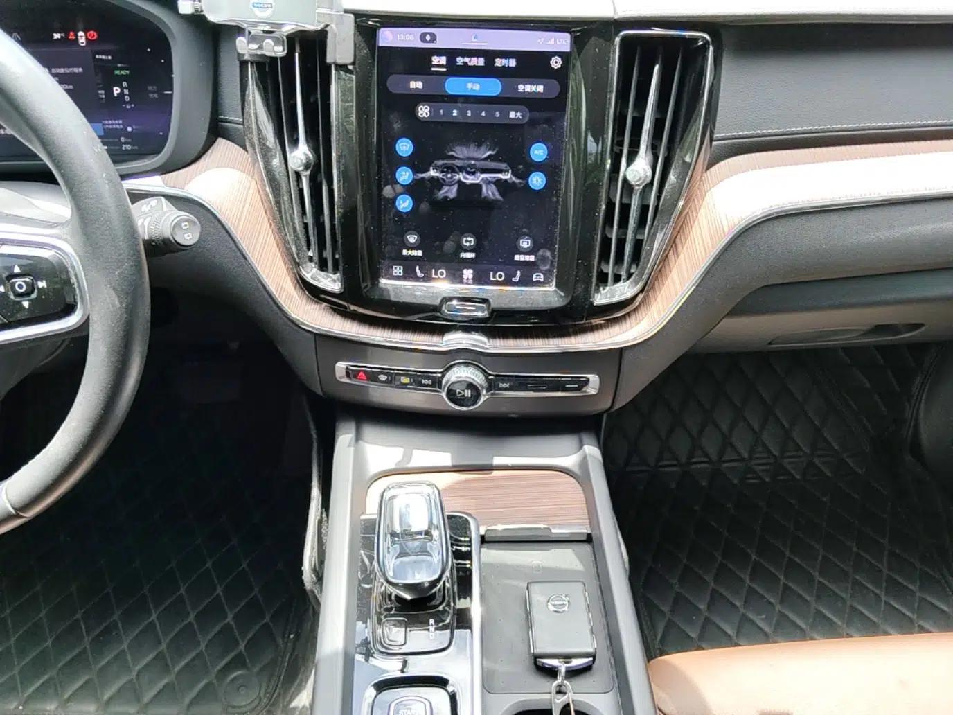Volvo XC60 New Energy 2022 T8 Plug-in Hybrid All-Wheel Drive Smart Luxury Edition — миниатюра 16