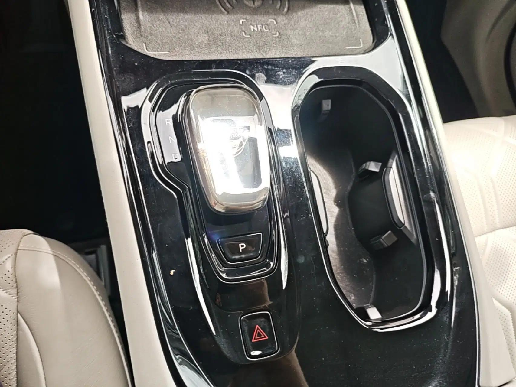 Volvo EM90 2025 Ultra Six-Seater — миниатюра 17