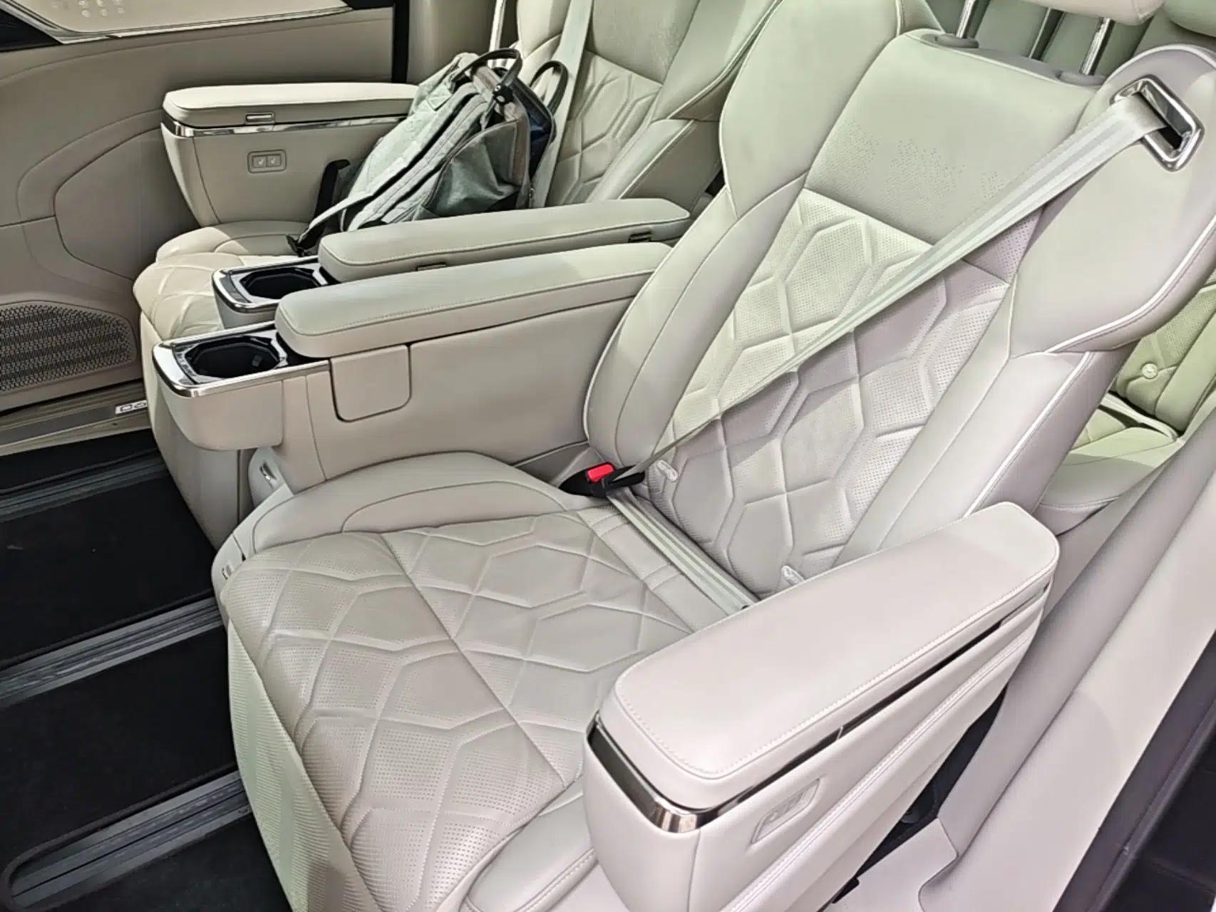 Volvo EM90 2025 Ultra Six-Seater — миниатюра 20