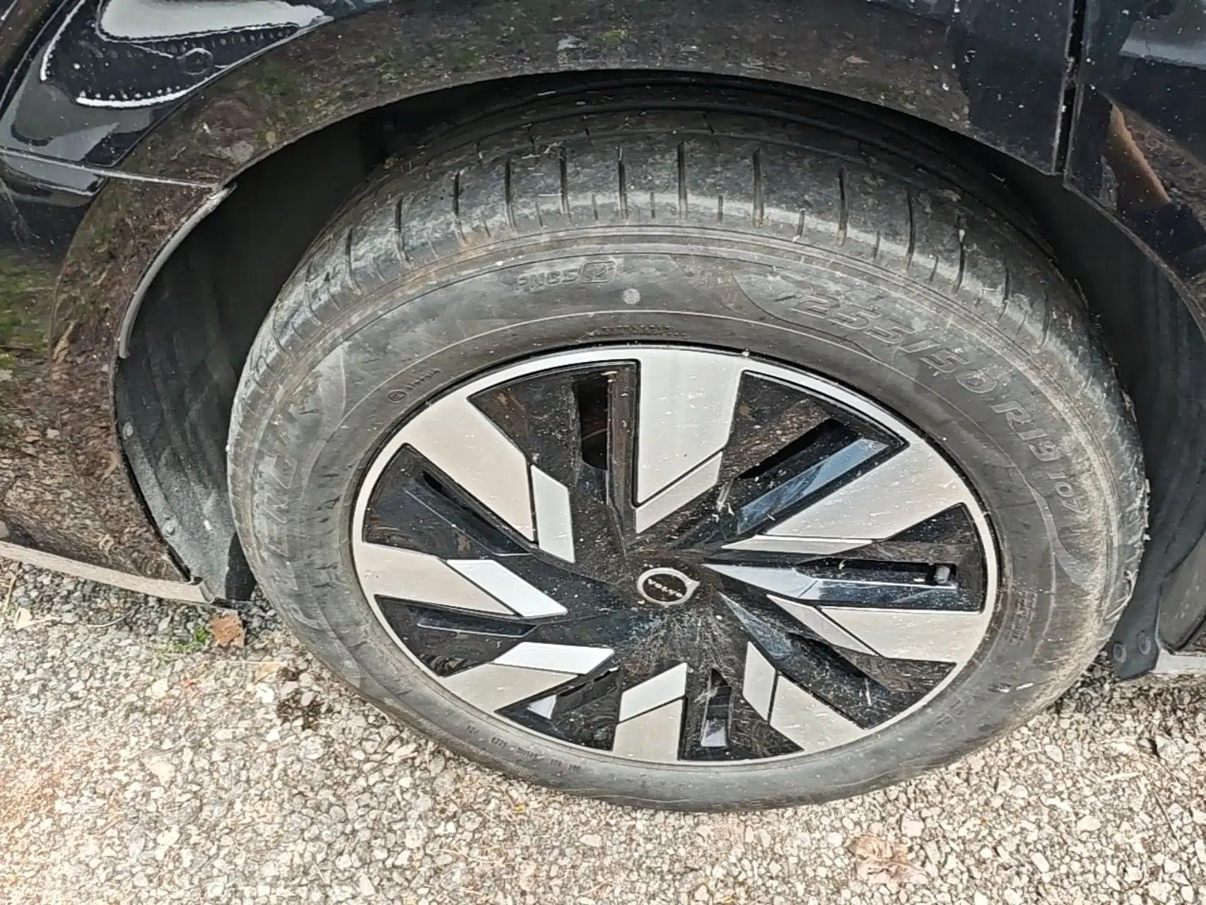 Volvo EM90 2025 Ultra Six-Seater — миниатюра 10