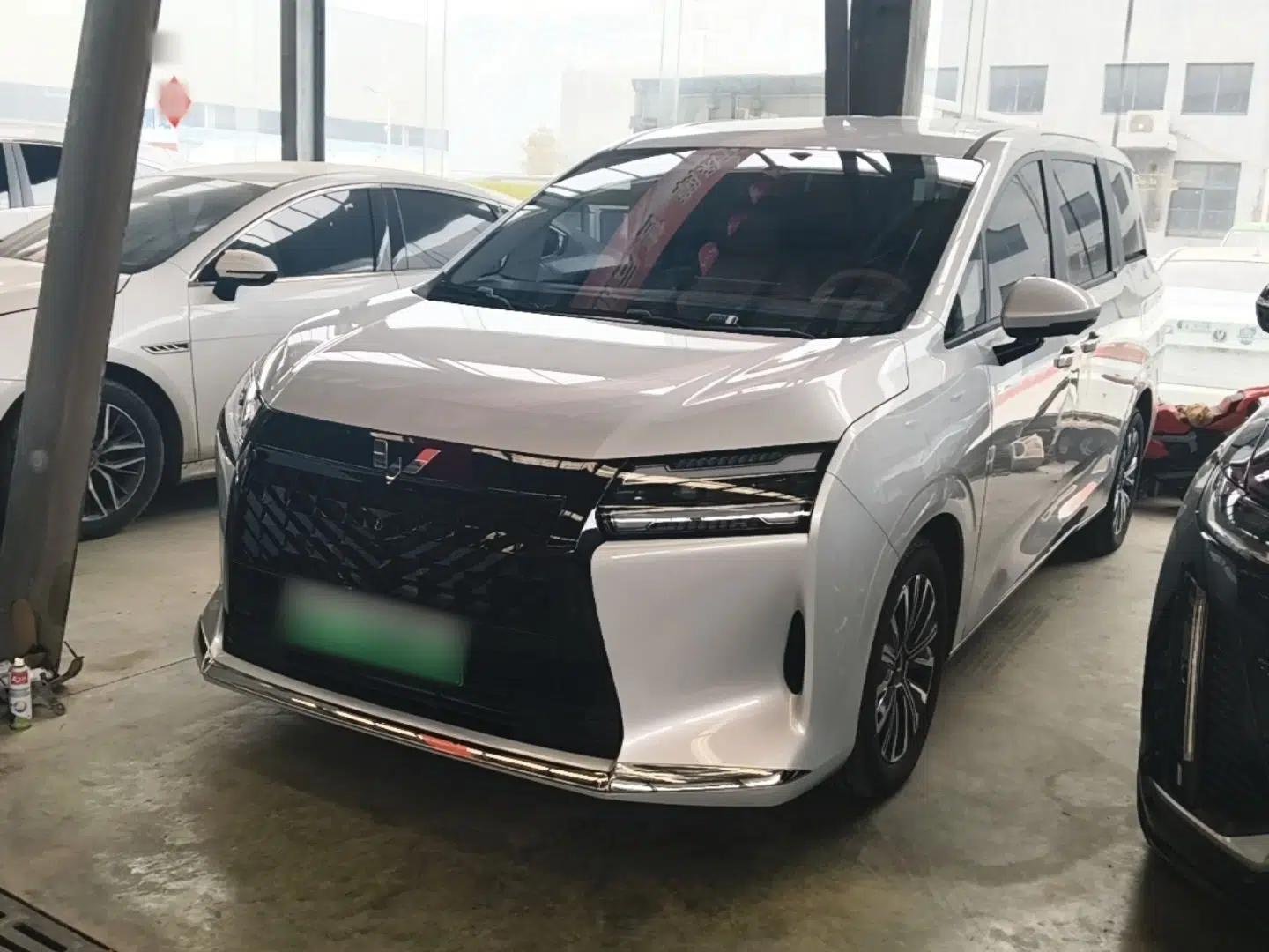 Wuling Starlight 730 2025 Model Plug-in Hybrid 125km Luxury Edition — миниатюра 1