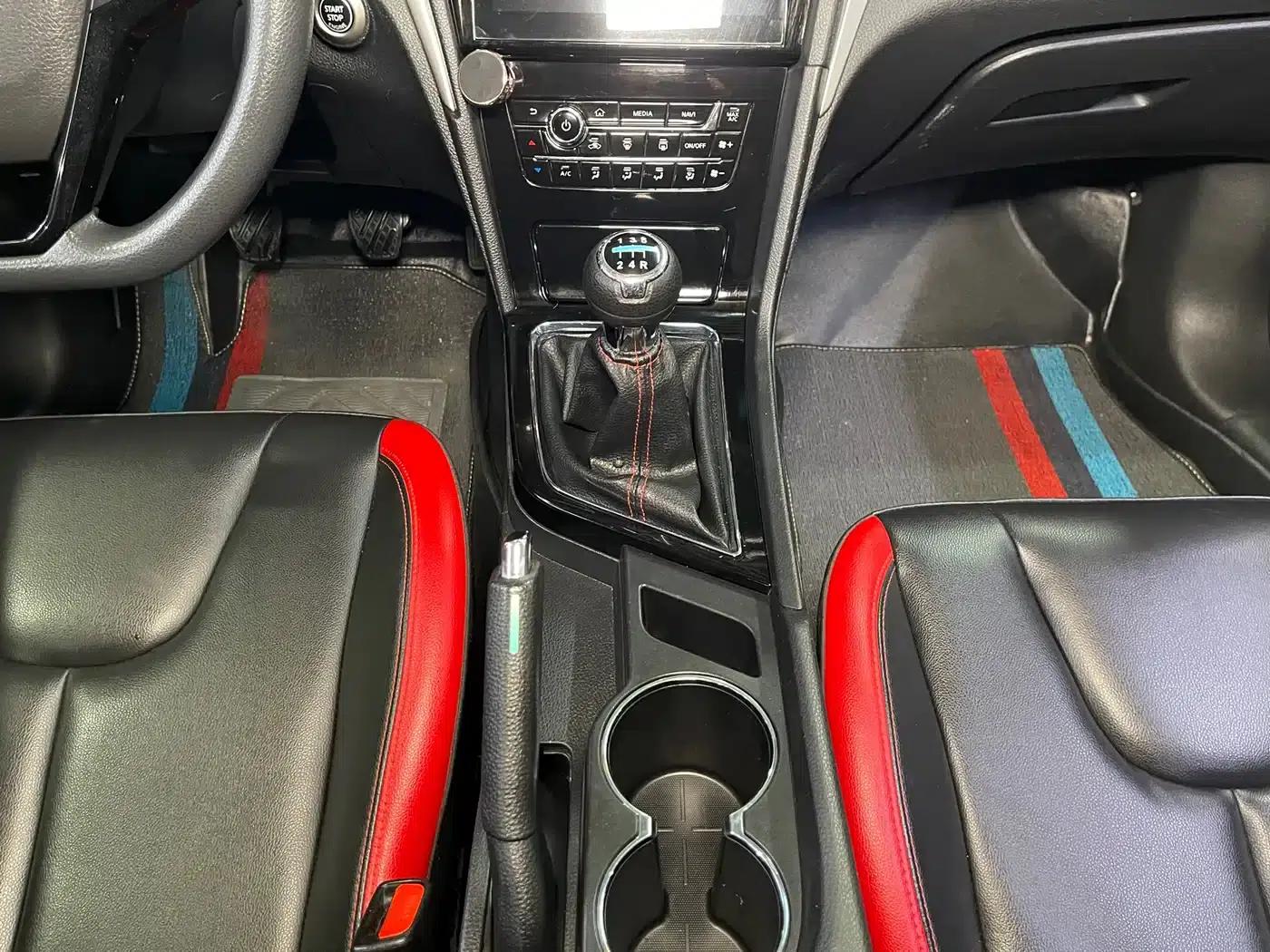 Venucia D60 2019 Model, 100,000 Glory Edition, 1.6L XL Manual Venucia Cool Edition, National V Emission Standard — миниатюра 12