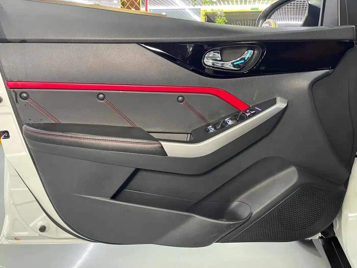 Venucia D60 2019 Model, 100,000 Glory Edition, 1.6L XL Manual Venucia Cool Edition, National V Emission Standard — миниатюра 14