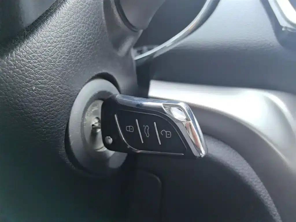 Venucia T70 2016 1.6L Manual Smart Edition — миниатюра 9