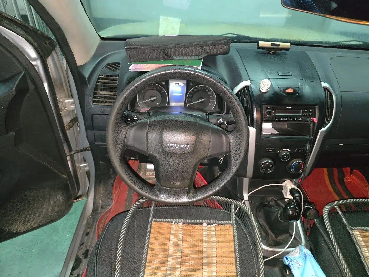 Isuzu D-MAX 2015 2.5T Two-Wheel Drive Manual Base Version 4JK1 — миниатюра 11