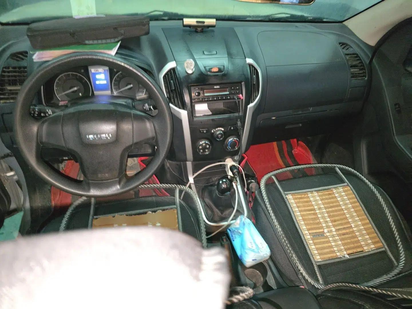 Isuzu D-MAX 2015 2.5T Two-Wheel Drive Manual Base Version 4JK1 — миниатюра 10